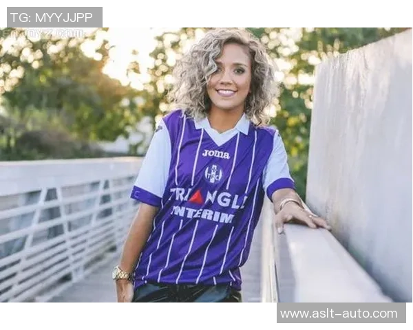 女足球明星时尚穿搭解析展现运动与魅力的完美结合