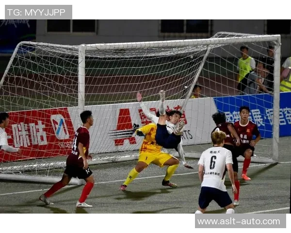 白色秋衣下的足球明星如何在赛场上展现激情与风采 白色秋衣下的足球明星如何在赛场上展现激情与风采