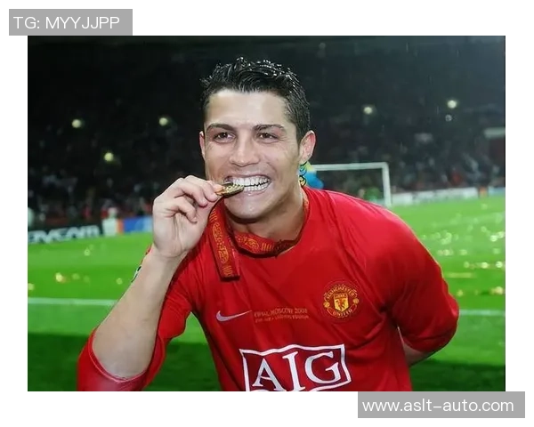 足球明星之子展现惊人肌肉力量引发关注与热议 足球明星之子展现惊人肌肉力量引发关注与热议