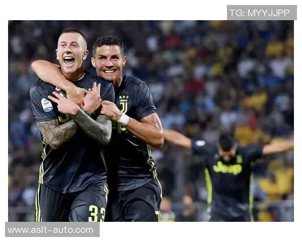 足球明星甜蜜合照高清展现运动与爱情的完美结合 足球明星甜蜜合照高清展现运动与爱情的完美结合